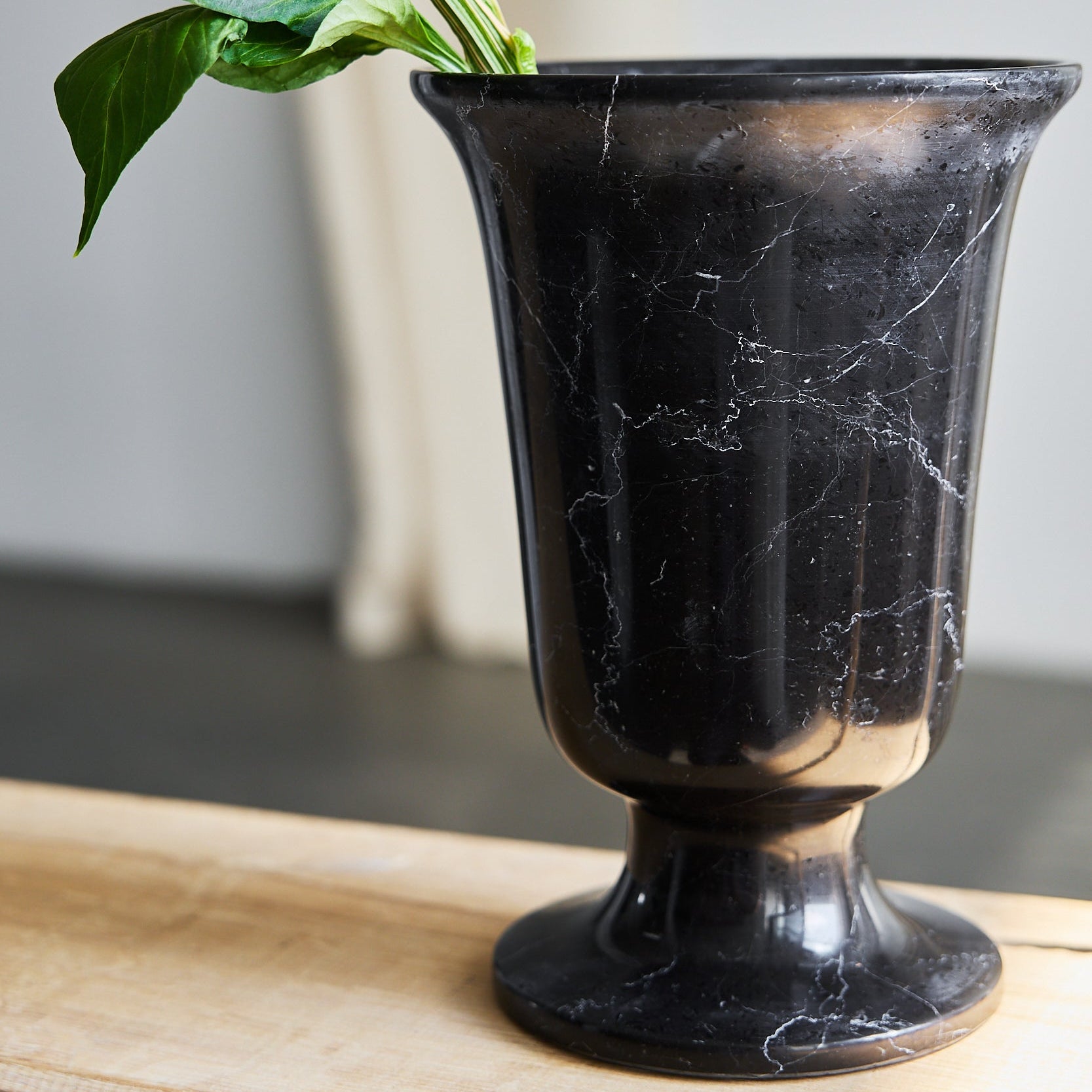 Nero Vittoria Vase