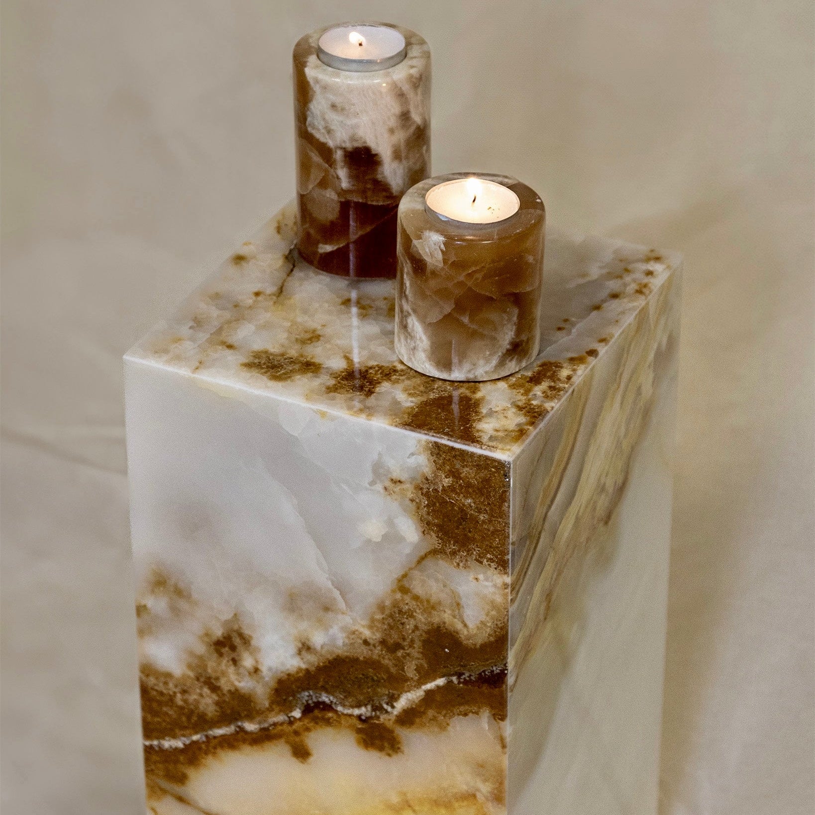 Aureus Onyx Pedestal