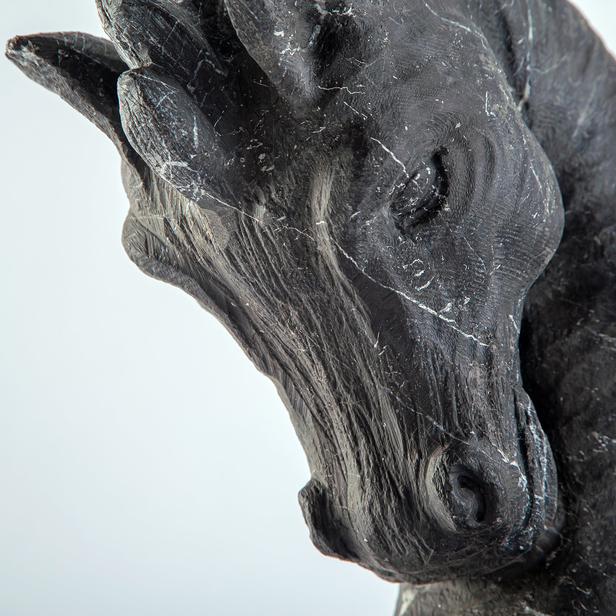 Nero Equus Skulptur