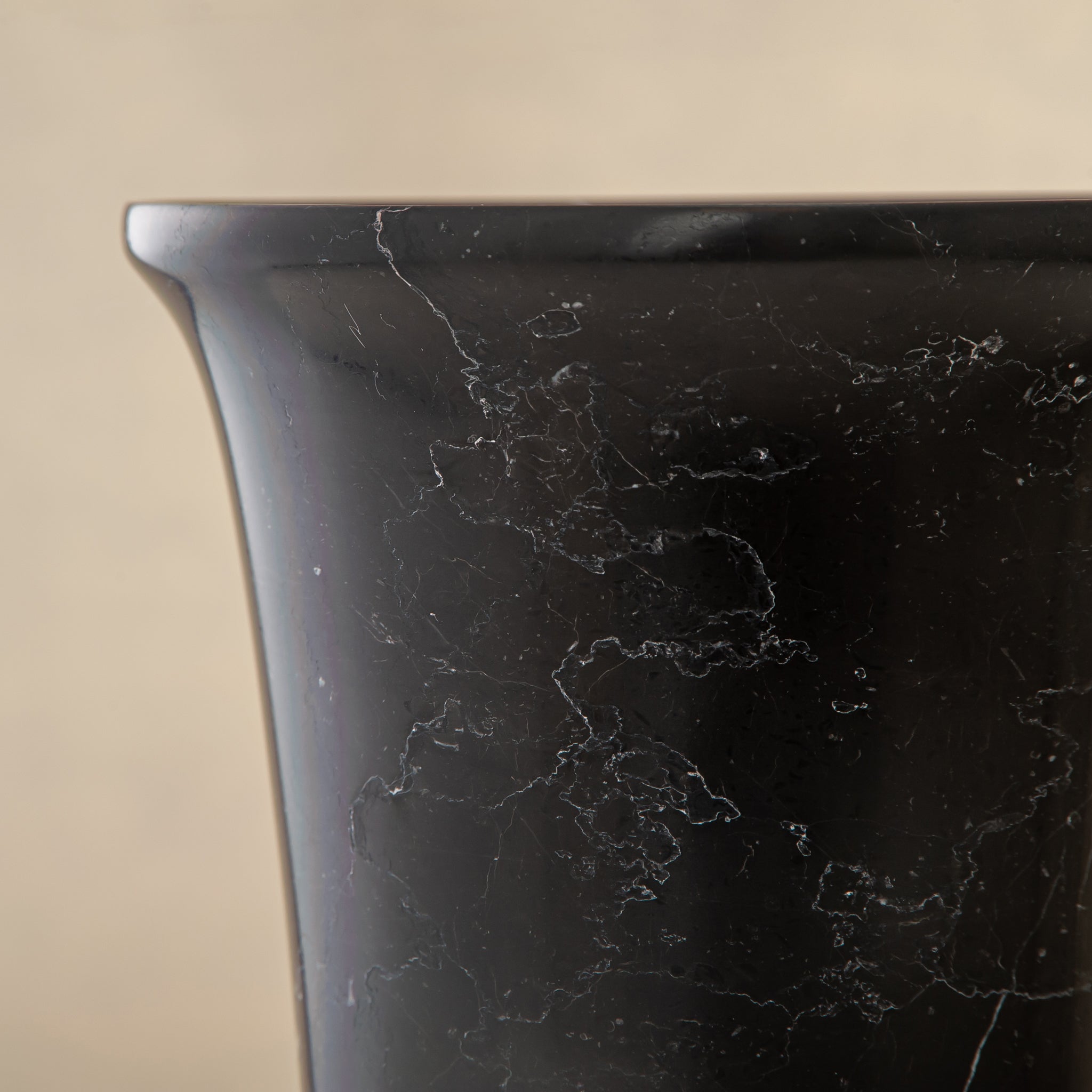 Nero Vittoria Vase