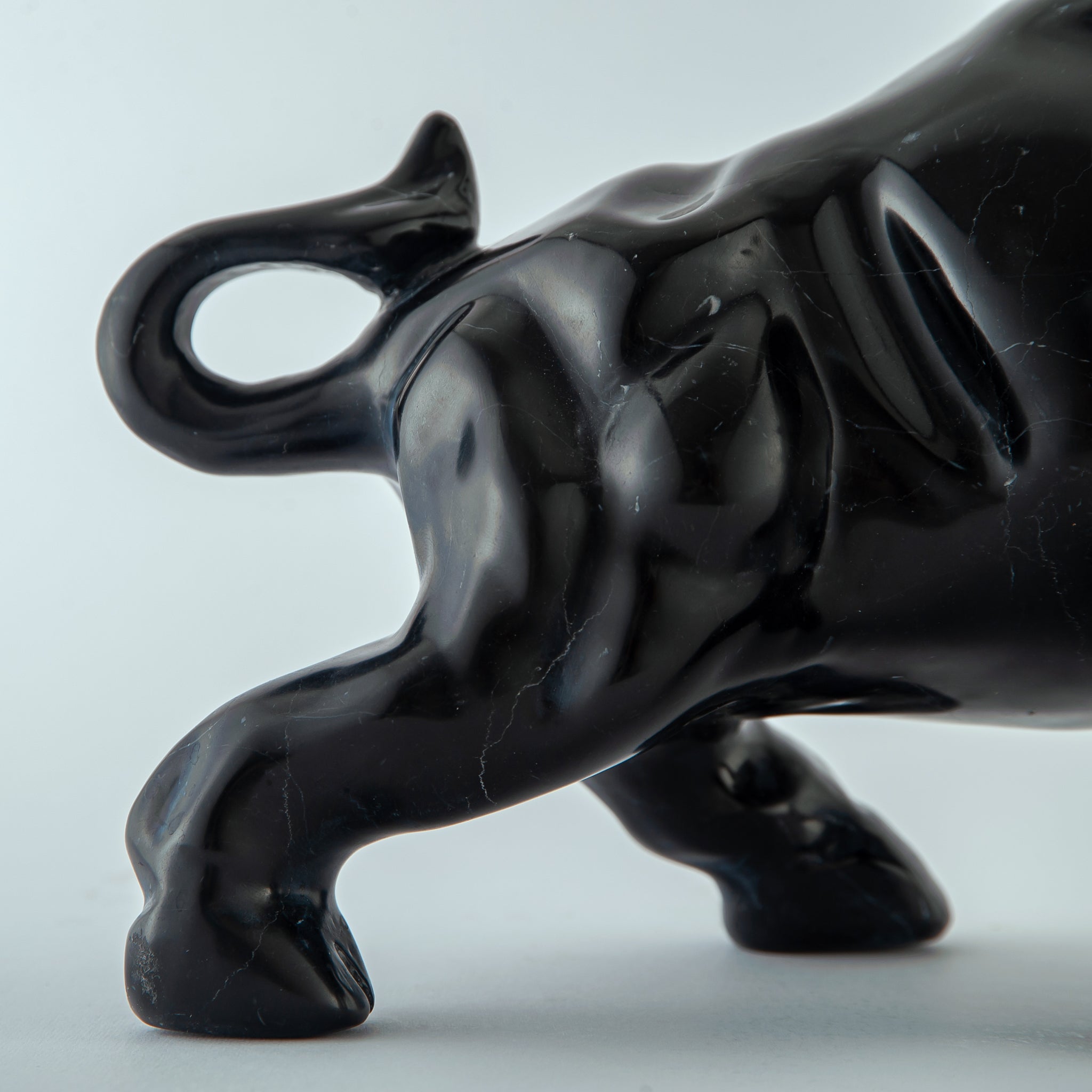 Ares Stier Skulptur