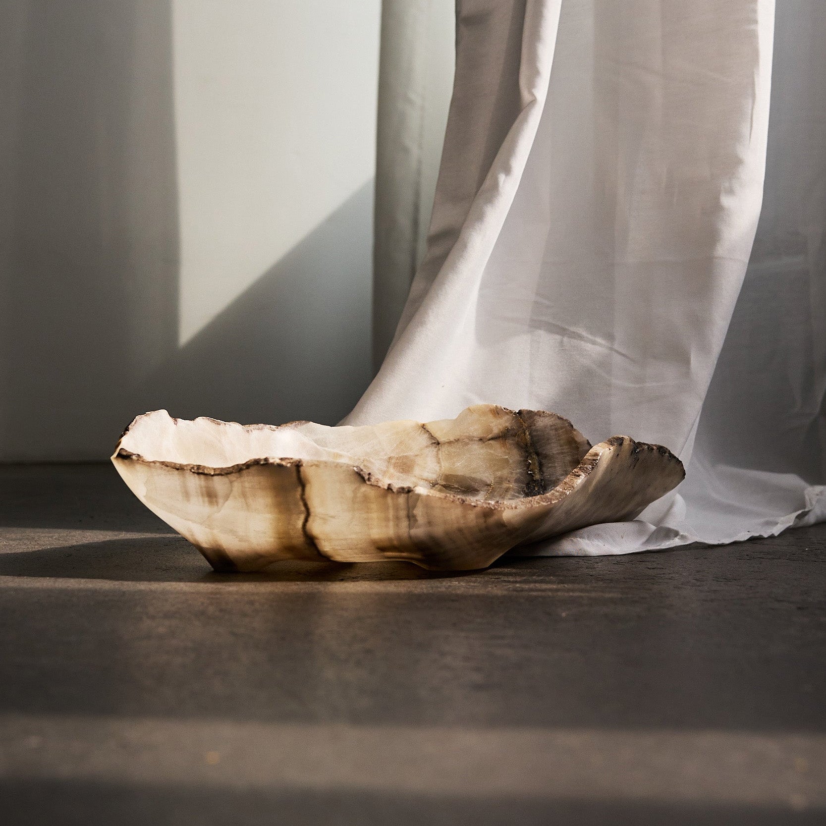 one of a kind onyx bowl for luxurious villas and homes handcrafted by Uniiqo Studio