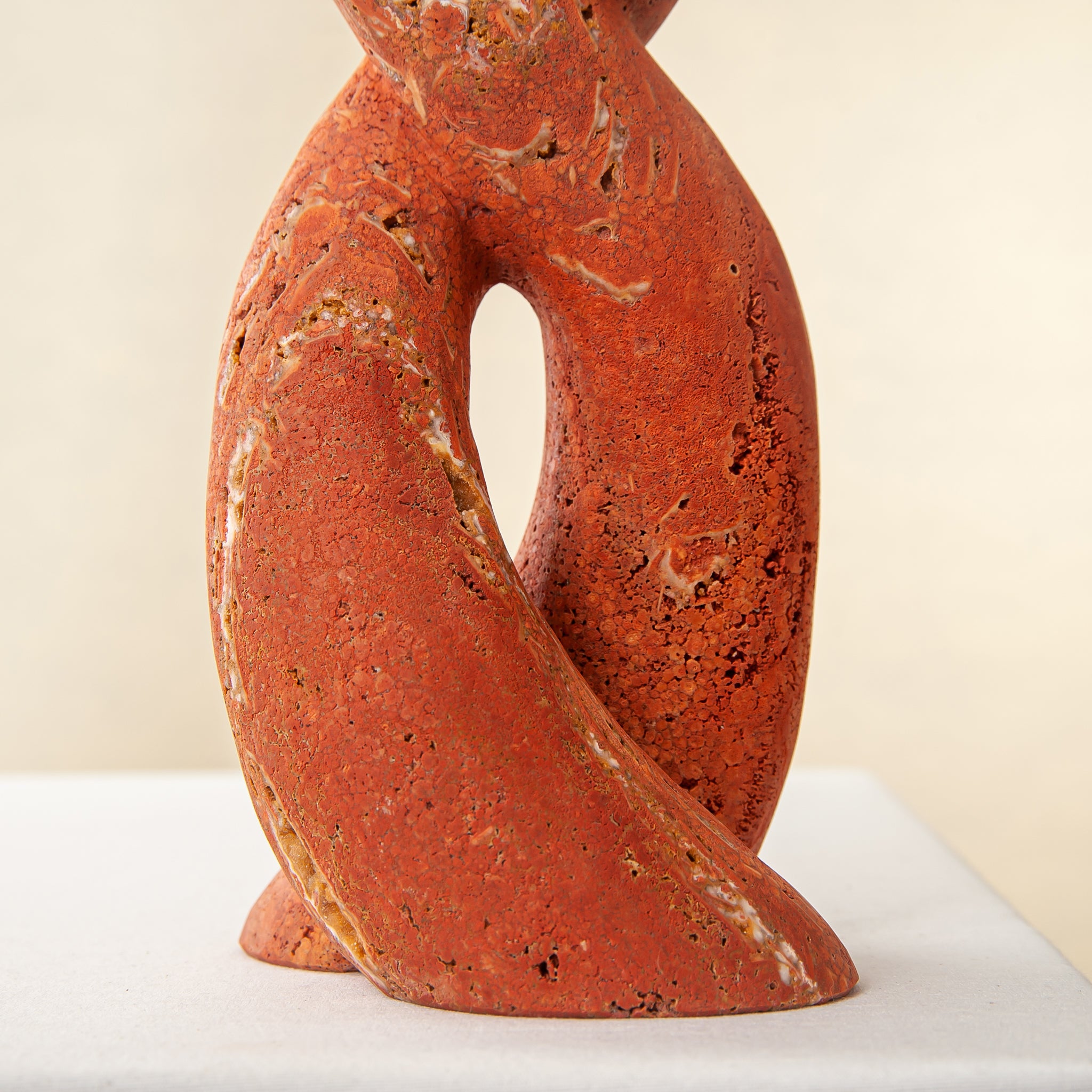 Handcrafted Nodo red onyx vase with twisting knot design, by Uniiqo Studio