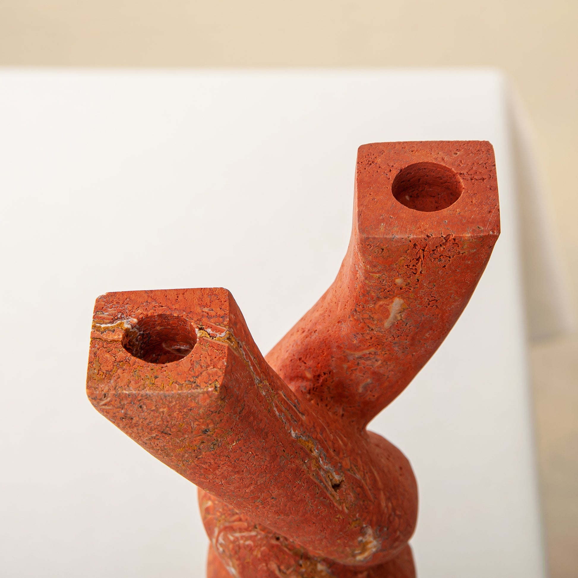Handcrafted Nodo red onyx vase with twisting knot design, by Uniiqo Studio